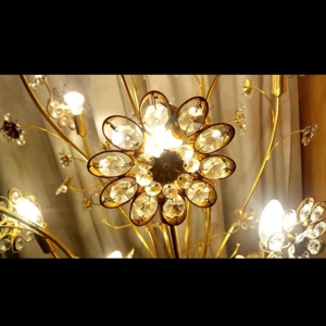 Lampara Swarovski, 15 luces tipo árbol de bronce con cristales en flor, altura 140 cm x 60 de ancho