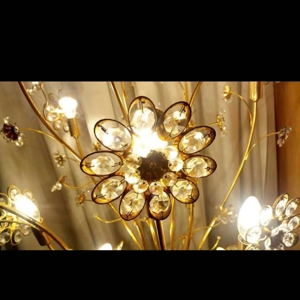 Lampara Swarovski, 15 luces tipo árbol de bronce con cristales en flor, altura 140 cm x 60 de ancho